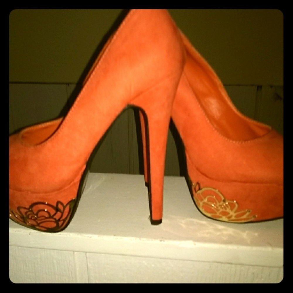Orange suede her style pumps